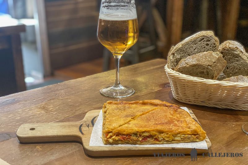 Empanada, uno de los platos que debes probar en los restaurantes en Santiago de Compostela