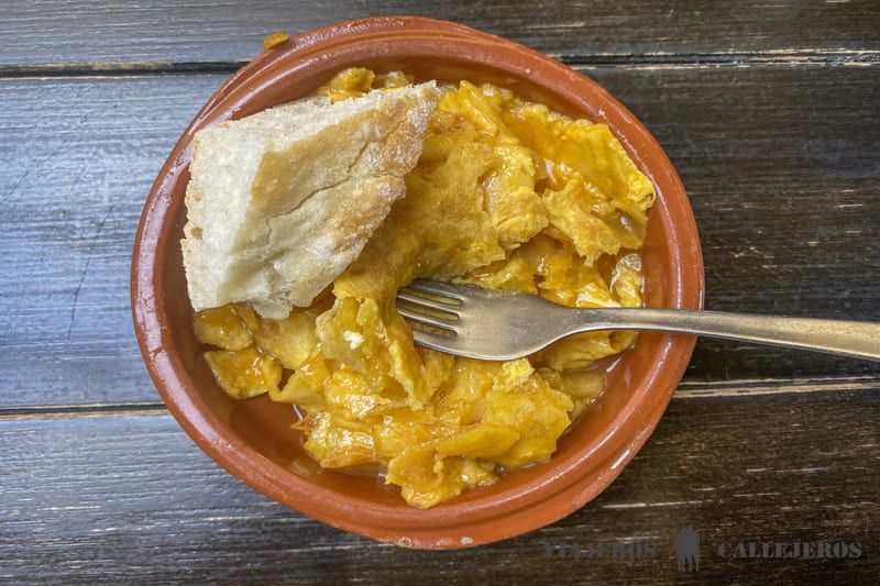 Tapa de tortilla en el bar La Tita de Santiago de Compostela