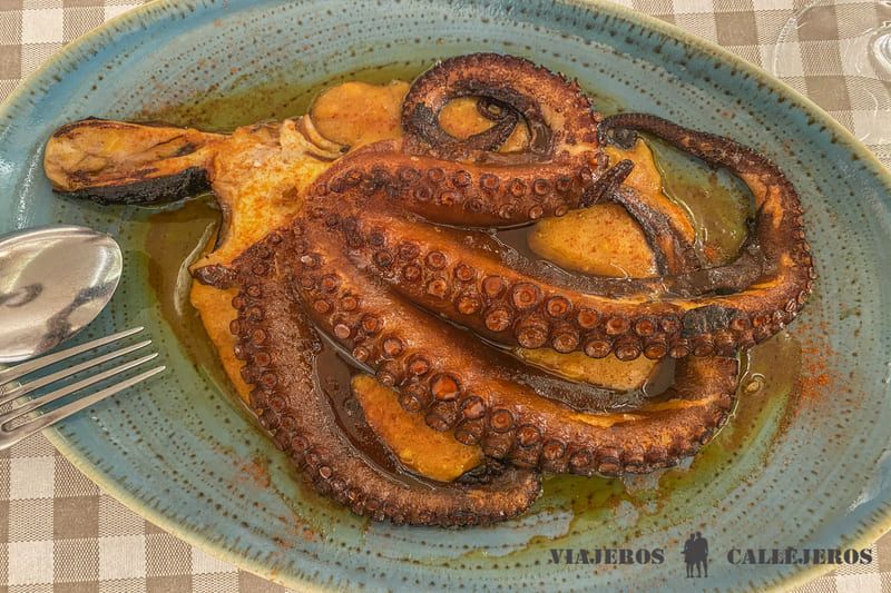 Pulpo a la plancha, uno de los platos que probar en A Noiesa, uno de los mejores restaurantes de Santiago de Compostela