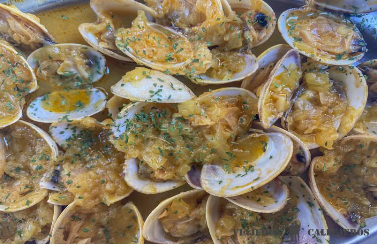 Almejas a la marinera, uno de los platos típicos de los restaurantes de Tui