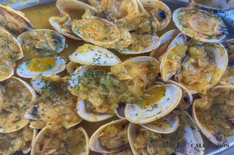Almejas a la marinera, uno de los platos típicos de los restaurantes de Tui