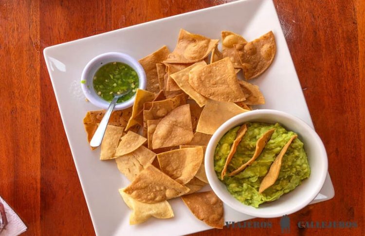 Guacamole con totopos, uno de los platos que no puedes perderte en los restaurantes de Tulum