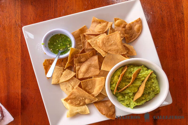 Guacamole con totopos, uno de los platos que no puedes perderte en los restaurantes de Tulum