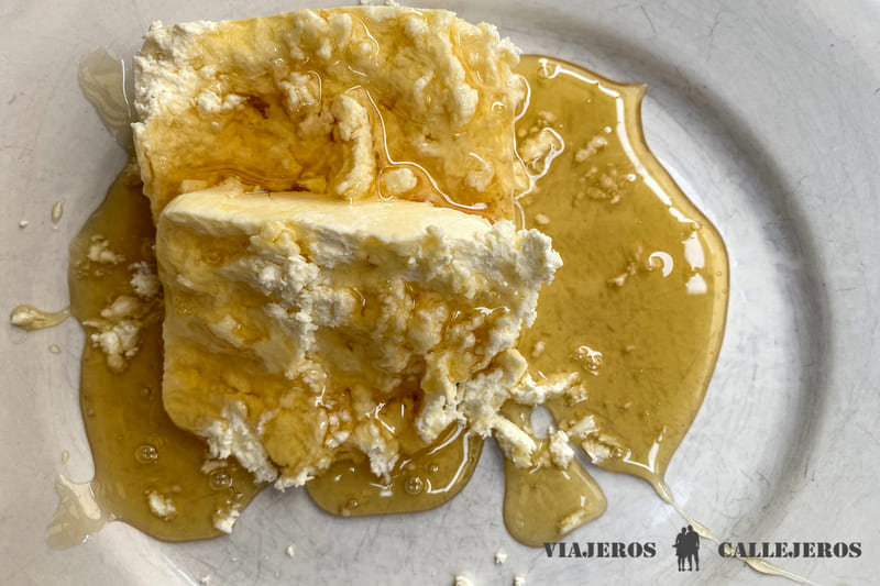 Queso con miel, uno de los postres que no puedes perderte en los restaurantes de Vigo
