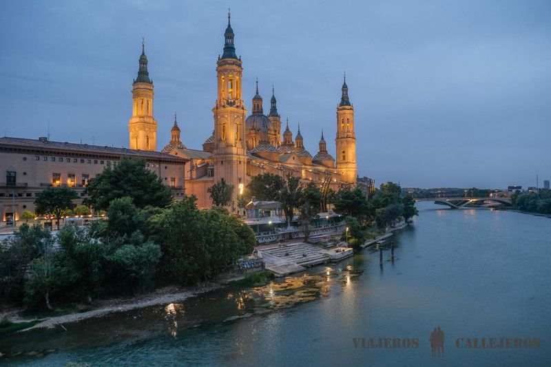 Ver el atardecer desde el Puente de Piedra, una de las cosas que hacer en Zaragoza