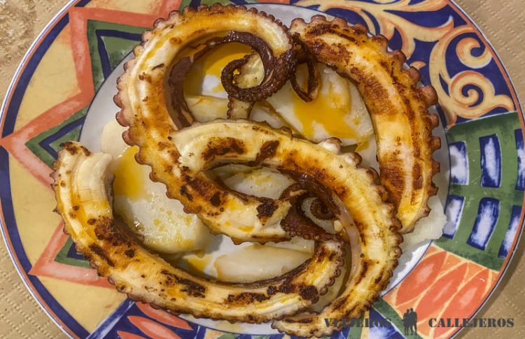Pulpo a la brasa, uno de los platos que no puedes perderte en los restaurantes de Baiona
