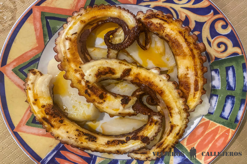 Pulpo a la brasa, uno de los platos que no puedes perderte en los restaurantes de Baiona
