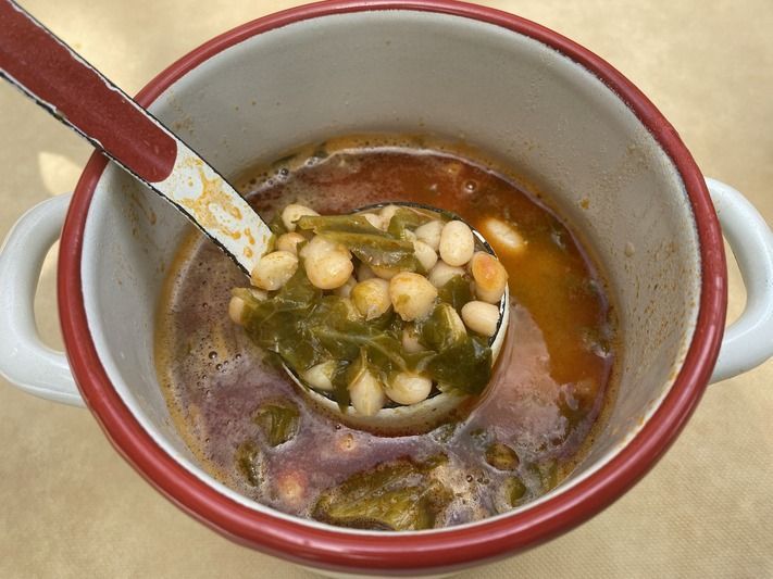 Cocido, uno de los platos que debes probar en los restaurantes recomendados donde comer en Santillana del Mar