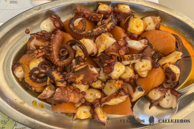 Comer caldeirada, una de las cosas que hacer en la Isla de Ons